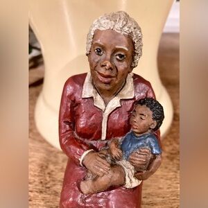 Figurine of “Gray-Haired,” Black Woman with Child. Used.👵🏽👵🏽👵🏽👶🏽👶🏽👦🏾👦🏾👦🏾👵🏽👵🏽👵🏽